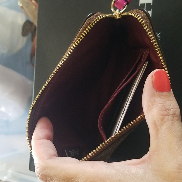 🎄COACH SIGNATURE WRISTLET NWT🎁 - Picture 12 of 17